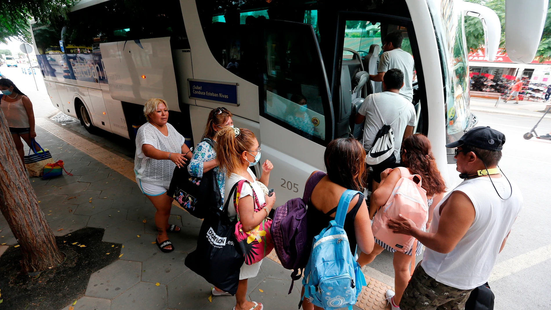 Los viajeros que forman parte de una excursión en autobús que los lleva desde Madrid a Benidorm para pasar un día de vacaciones en la playa se disponen a regresar a Madrid