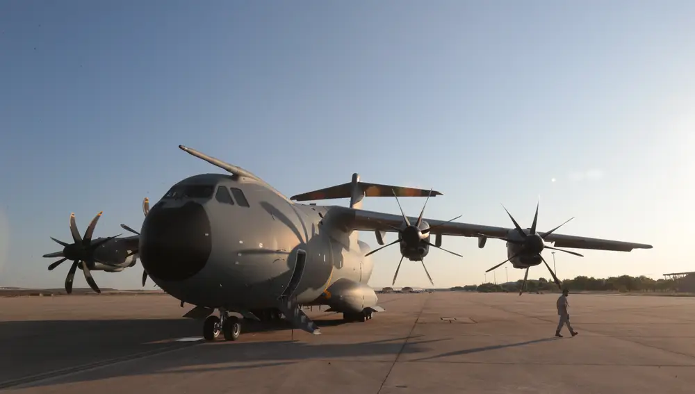 El avión A440M, que se ensambla en Sevilla, despega desde la base aérea de Torrejón de Ardoz hacia Dubái . Moncloa / Álvaro López