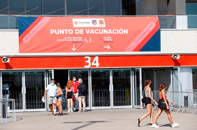 Acceso del punto de vacunación en el estadio Wanda Metropolitano, donde se vuelve a vacunar contra la covid-19 después de que el Atlético de Madrid alcanzara un acuerdo con la Consejería de Sanidad de la Comunidad para compatibilizar esta actividad con los partidos de fútbol previstos esta temporada.