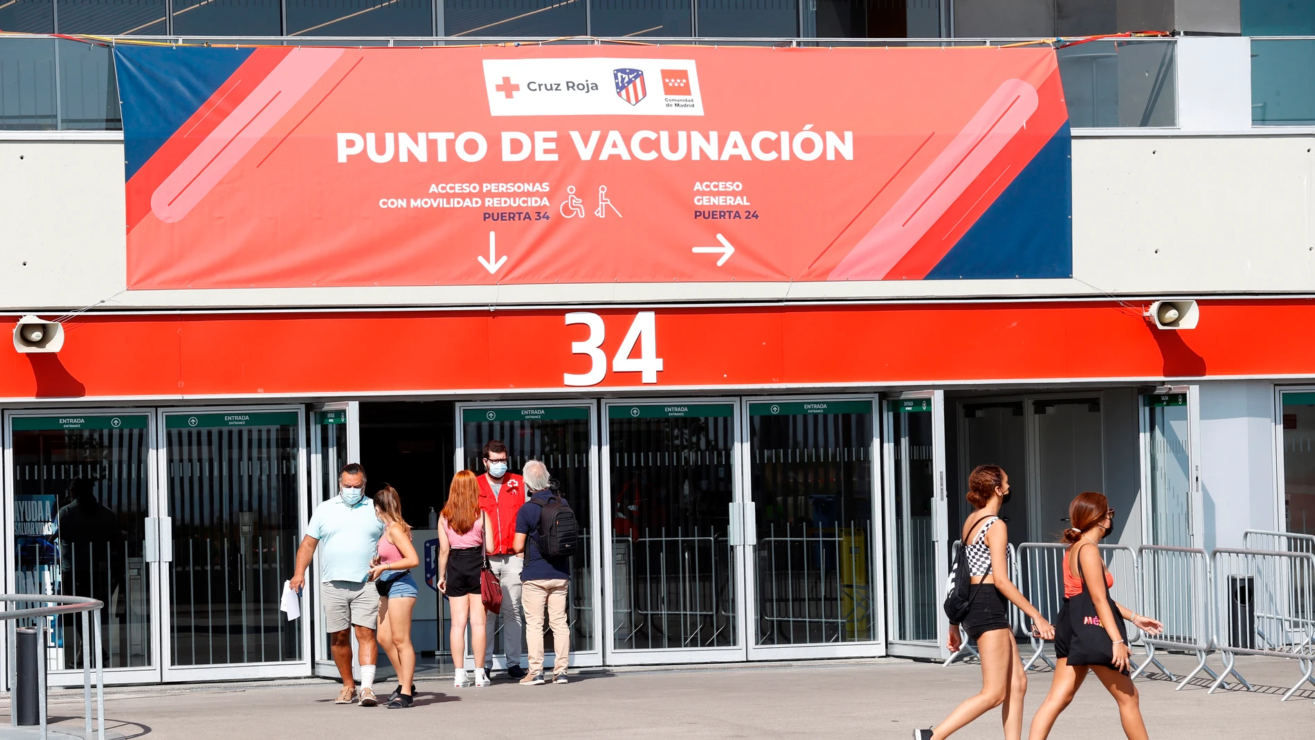 Acceso del punto de vacunación en el estadio Wanda Metropolitano, donde se vuelve a vacunar contra la covid-19 después de que el Atlético de Madrid alcanzara un acuerdo con la Consejería de Sanidad de la Comunidad para compatibilizar esta actividad con los partidos de fútbol previstos esta temporada.