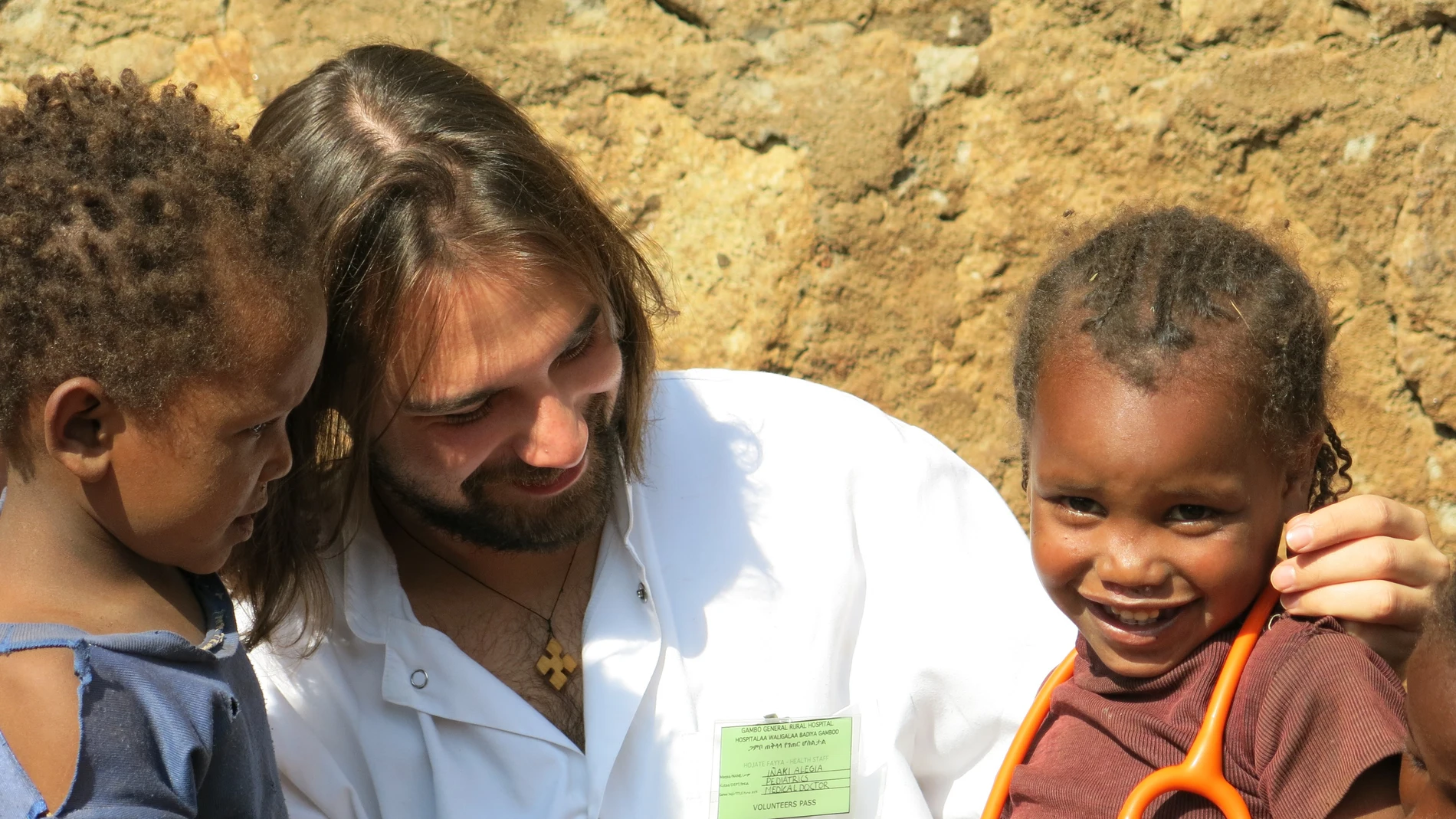 El doctor Iñaki Alegría con unos niños del Hospital de Gambo.