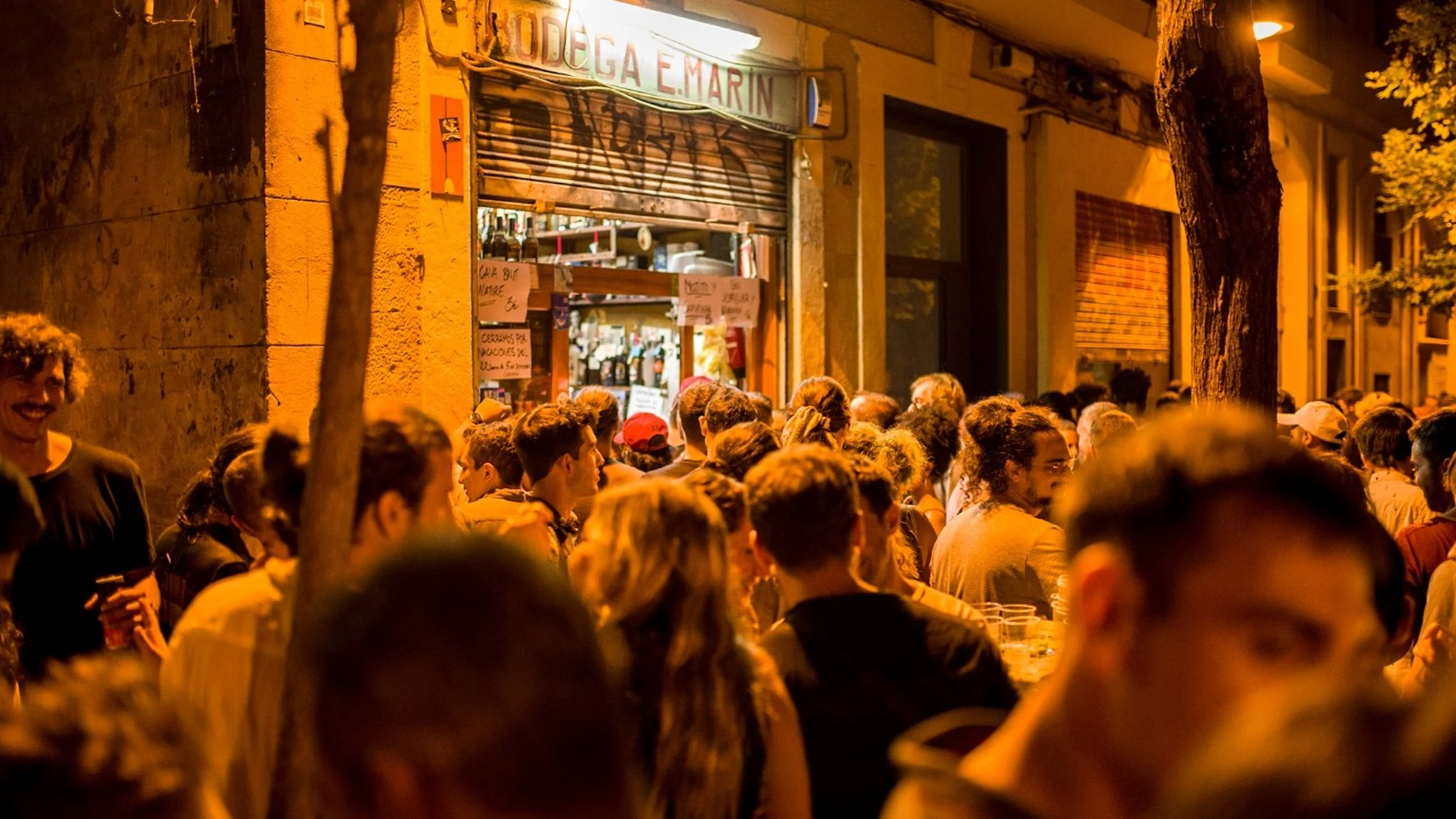 Decenas de personas en una calle del barrio de Gracia en plenas fiestas, a 19 de agosto de 2021 en Barcelona