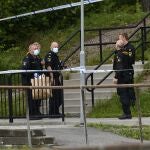 Agentes de policía suecos en la escena de un ataque en la localidad de Eslow