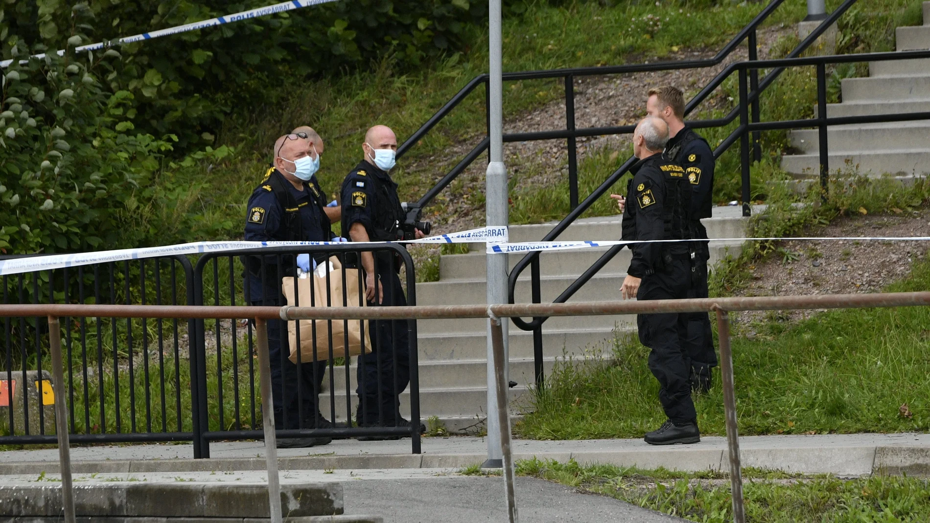 Agentes de policía suecos en la escena de un ataque en la localidad de Eslow
