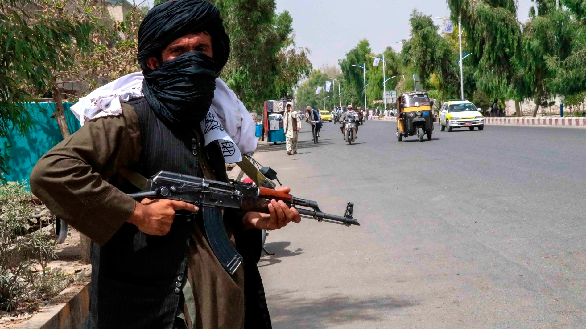 Talibanes patrullan las calles de Kandahar, Afganistán, este jueves