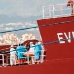 El mercante Ever Grace traslada los cadáveres de varios inmigrantes rescatados a 650 kilómetros de Canarias