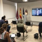 La directora general del Mar Menor, Miriam Pérez, y el miembro del comité científico Ángel Pérez Ruzafa (en la pantalla), durante la comparecencia sobre el estado del Mar Menor