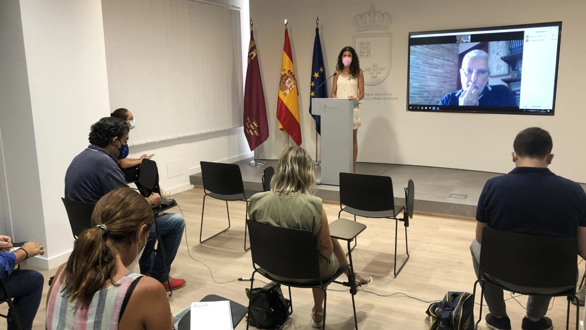 La directora general del Mar Menor, Miriam Pérez, y el miembro del comité científico Ángel Pérez Ruzafa (en la pantalla), durante la comparecencia sobre el estado del Mar Menor