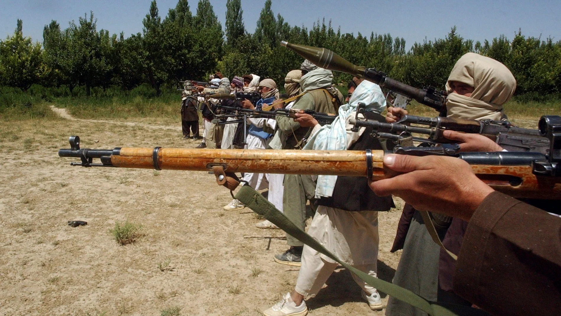 Combatientes talibanes entrenan con sus armas en algún lugar de Afganistán