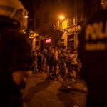 Varios agentes de la Guardia Urbana de Barcelona vigilan las calles del barrio de Gracia en plenas fiestas