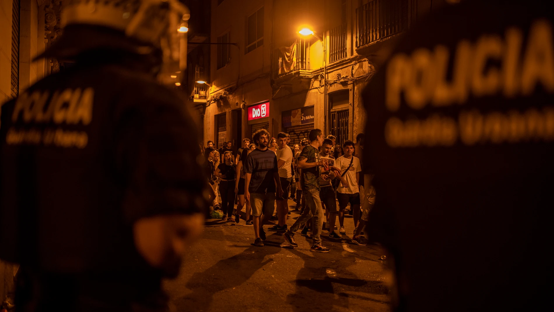 Varios agentes de la Guardia Urbana de Barcelona vigilan las calles del barrio de Gracia en plenas fiestas
