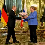 El líder ruso, Vladimir Putin, recibe ayer en el Kremlin a la canciller Angela Merkel