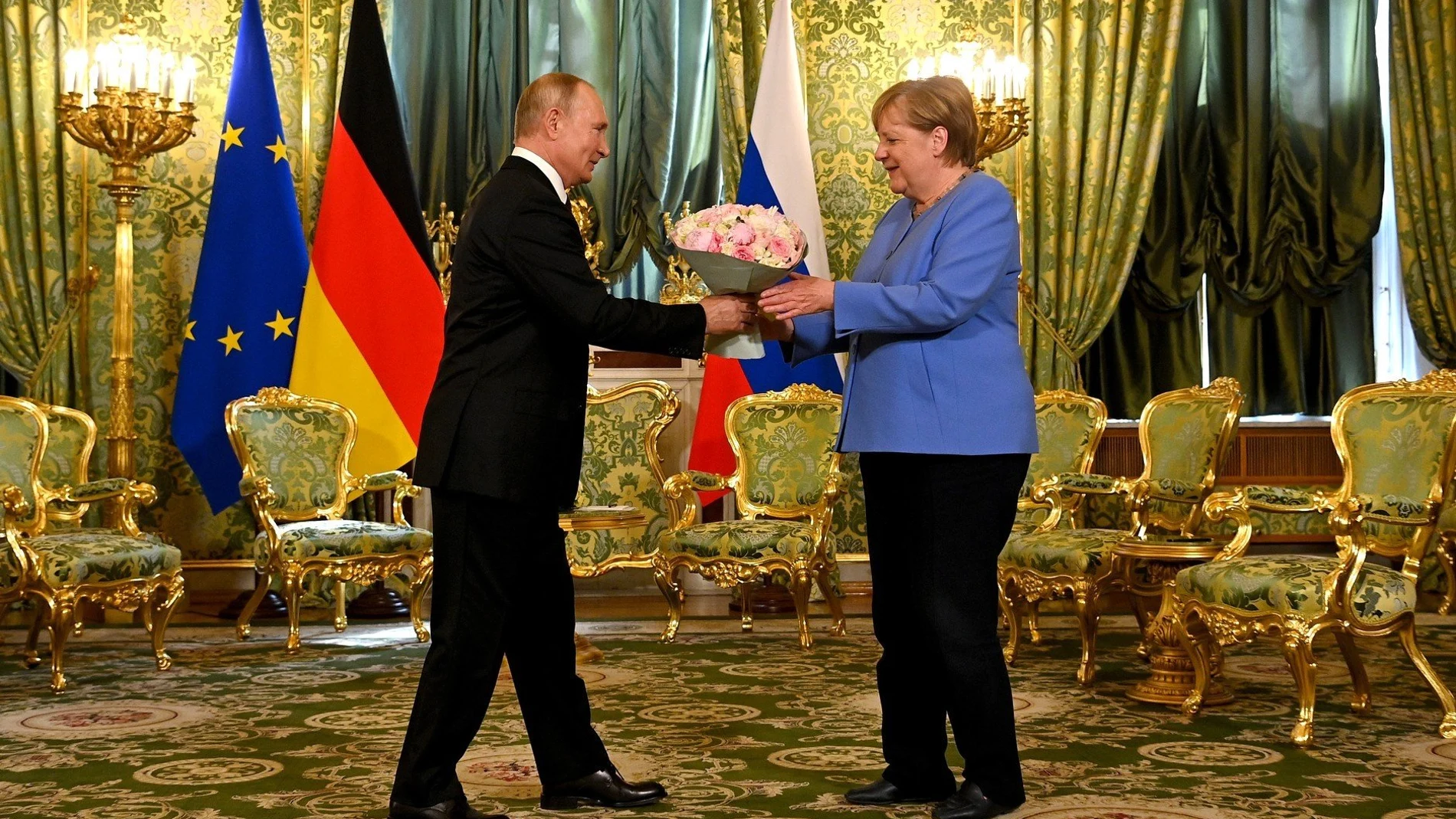 El líder ruso, Vladimir Putin, recibe ayer en el Kremlin a la canciller Angela Merkel