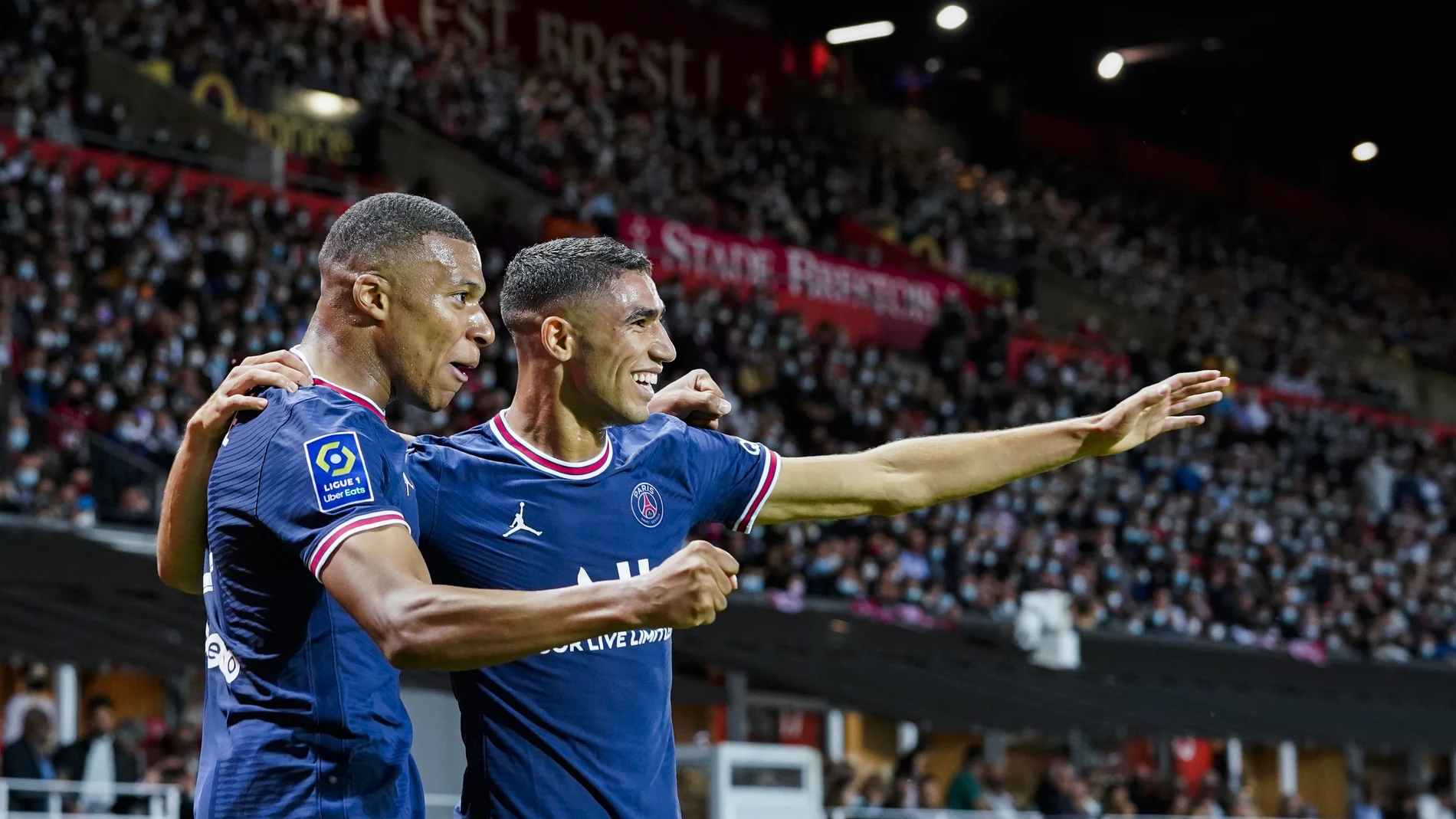 Kylian Mbappe y el ex madridista Achraf Hakimi celebran un gol con el PSG