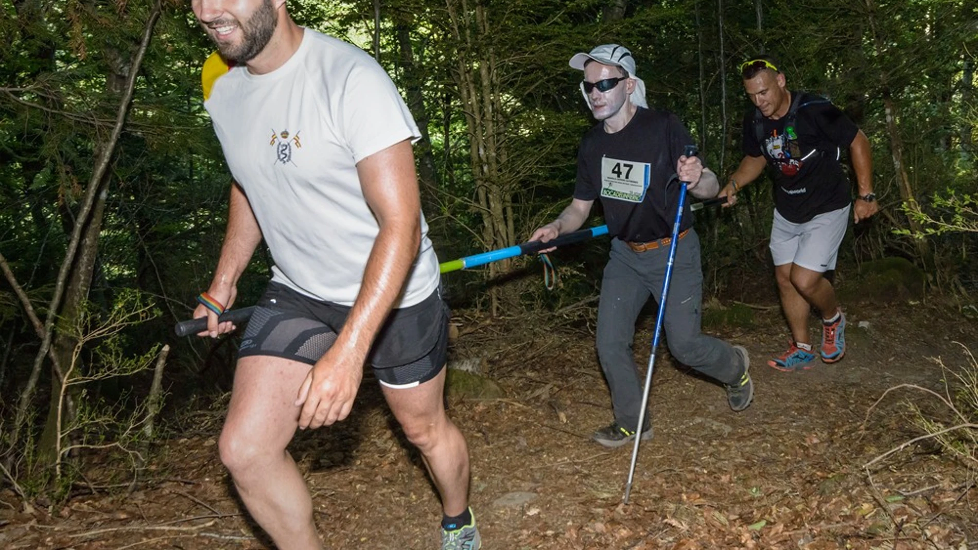 Varios participantes en una carrera de montaña