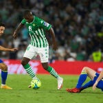 William Carvalho entre jugadores del Cádiz. AFP7