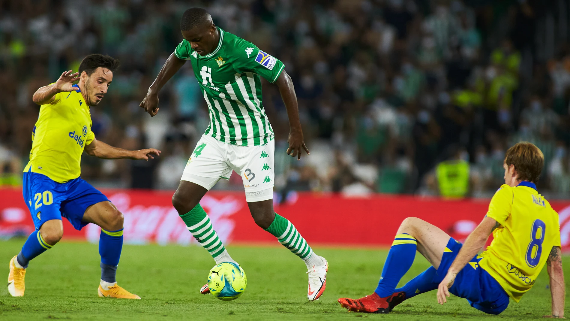 William Carvalho entre jugadores del Cádiz. AFP7