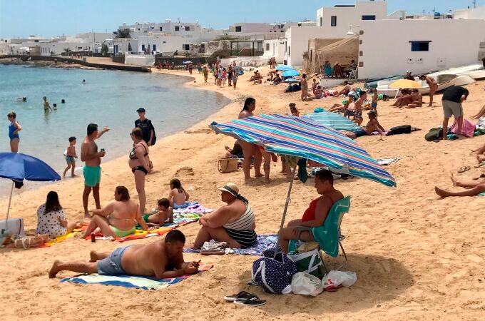 Turistas en Caleta del Sebo, en la isla de La Graciosa, en Canarias