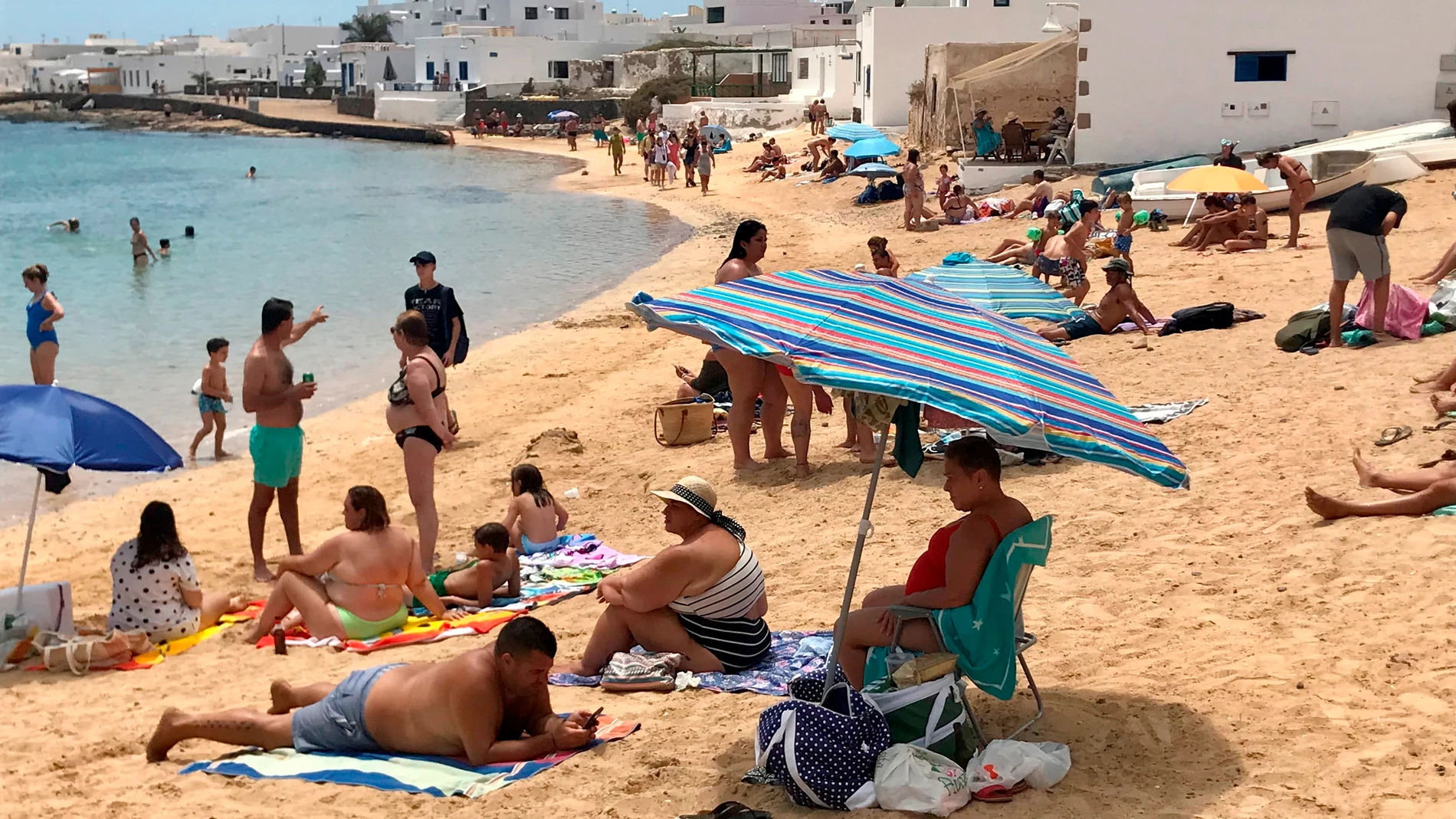 Turistas en Caleta del Sebo, en la isla de La Graciosa, en Canarias