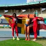 La atleta española Tessy Ebosele (i), subcampeona del mundo sub 20 de triple salto, posa junto a la sueca Maja Askag (oro) y la letona Darja Sopova (bronce)