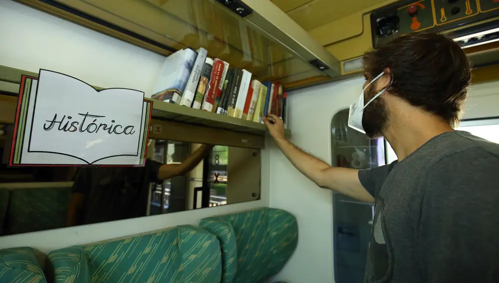 Espacio anexo a la biblioteca municipal de Toral de los Vados (León), en un antiguo vagón de tren