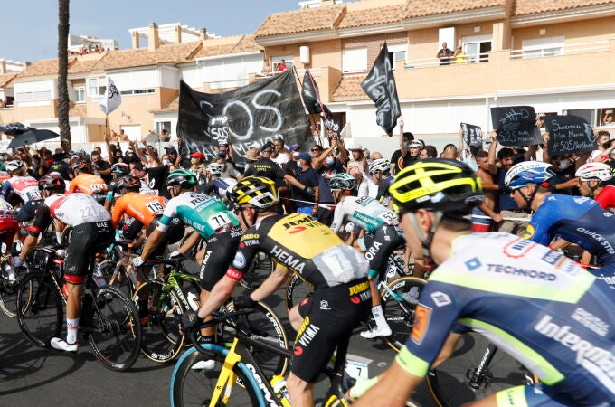 La Vuelta se cruzó con las protestas por la situación del Mar Menor