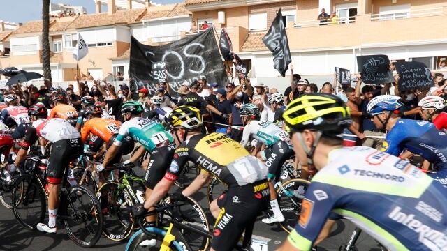 La Vuelta se cruzó con las protestas por la situación del Mar Menor