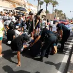 Policías nacionales actúan frente a participantes de una protesta que reivindica la defensa del Mar Menor, al paso de la Vuelta Ciclista a España, a 21 de agosto de 2021, en La Manga