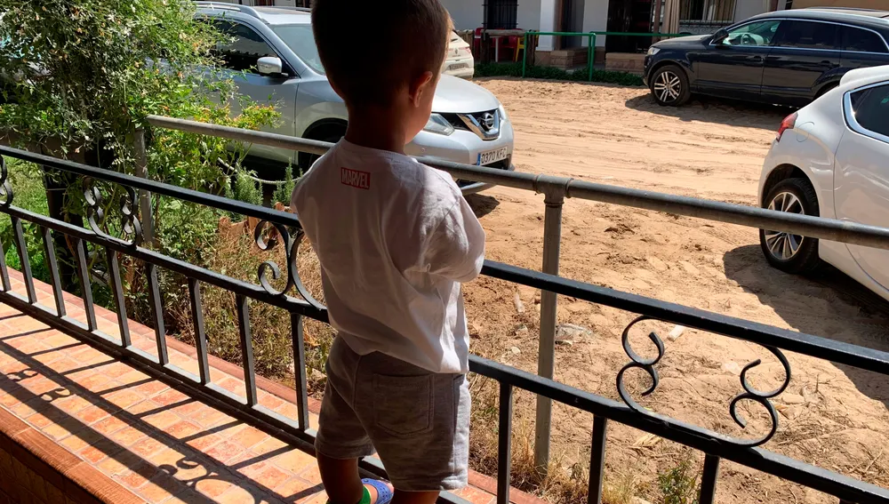 Javier, un niño de 5 años vecino de Lepe (Huelva), con acondroplasia. EFE/Fermín Cabanillas
