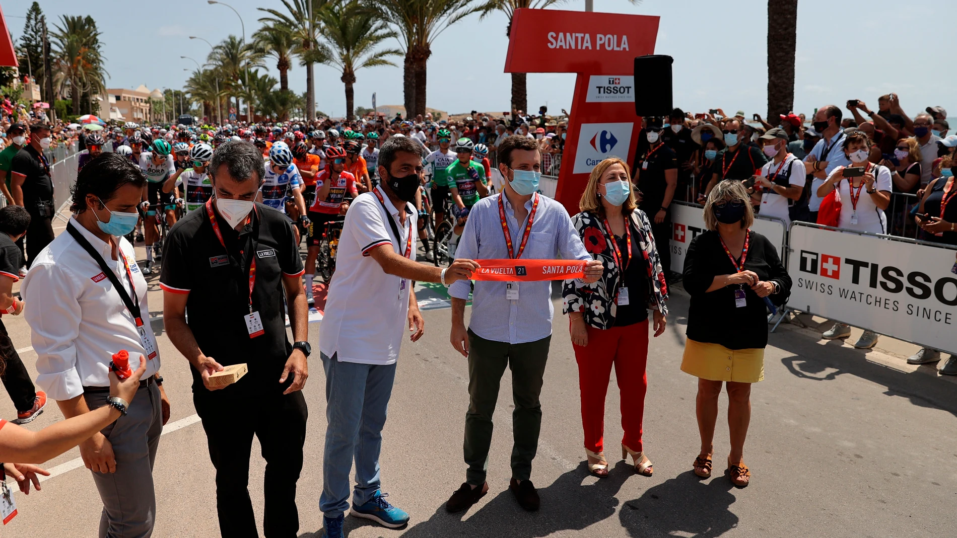 El líder del PP, Pablo Casado, en la salida de la octava etapa de La Vuelta a España que ha transcurrido entre Santa Pola y La Manga del Mar Menor, con 173,7 km. de recorrido