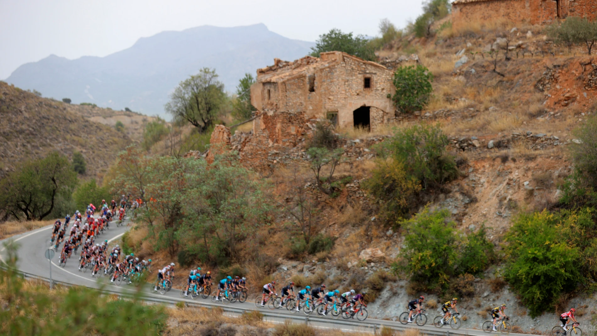 El pelotón durante la novena etapa de la Vuelta Ciclista a España, entre Puerto Lumbreras y el Alto de Velefique, de 188 kilómetros. EFE/ Manuel Bruque