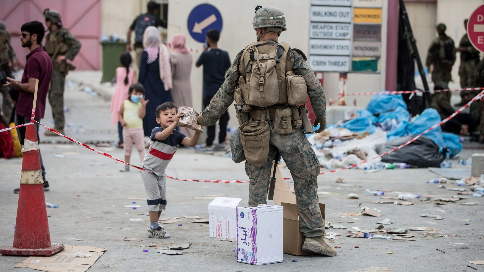 Un soldado de EEUU entrega comida a un niño afgano