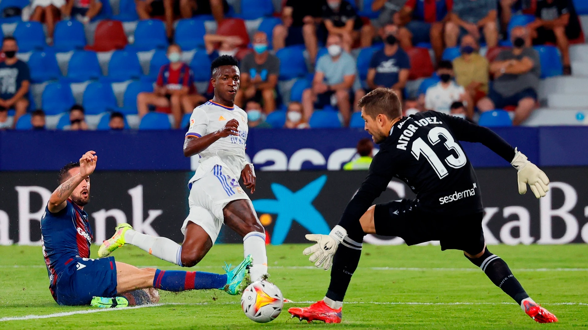 Vinicius Jr. marca el primero de sus dos goles en el Levante-Real Madrid