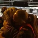 Una mujer y una militar española se funden en un abrazo en la base aérea de Torrejón