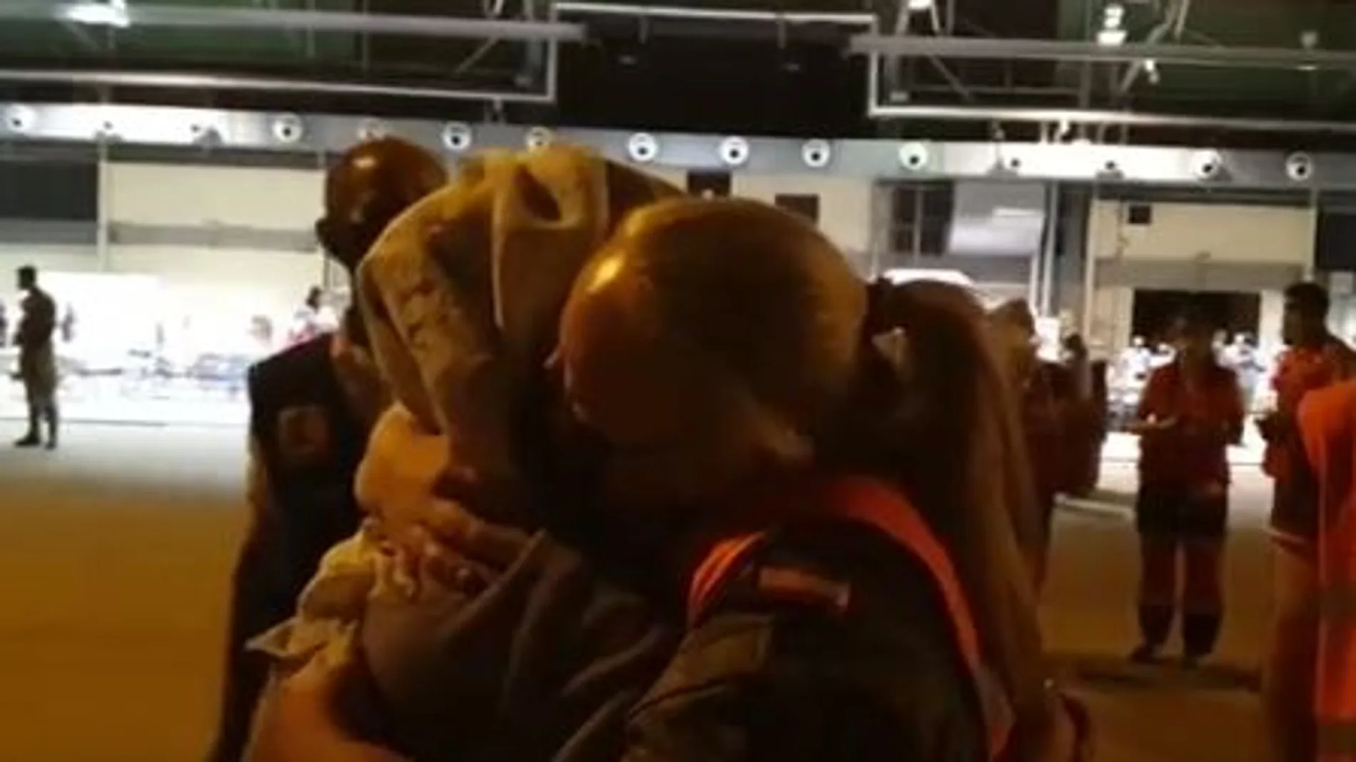 Una mujer y una militar española se funden en un abrazo en la base aérea de Torrejón