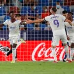 El brasileño Vinicius Jr. (i), del Real Madrid, celebra su segundo gol durante el partido de la segunda jornada de LaLiga que Levante UD y Real Madrid