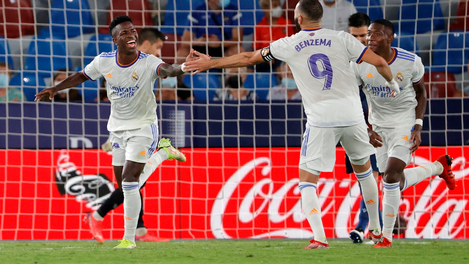 El brasileño Vinicius Jr. (i), del Real Madrid, celebra su segundo gol durante el partido de la segunda jornada de LaLiga que Levante UD y Real Madrid
