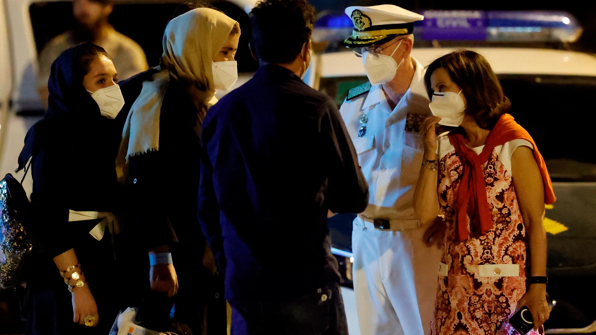 La ministra de Defensa Margarita Robles (d) y el Jefe del Estado Mayor de la Defensa (JEMAD), almirante Teodoro López Calderón (2d), reciben a otro grupo de refugiados afganos