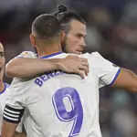Gareth Bale abraza a Benzema tras anotar ante el Levante