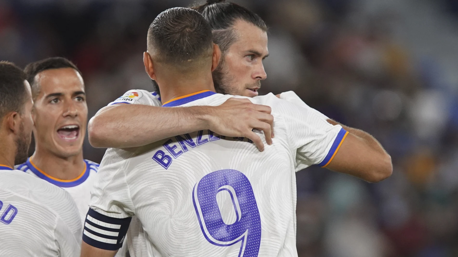 Gareth Bale abraza a Benzema tras anotar ante el Levante