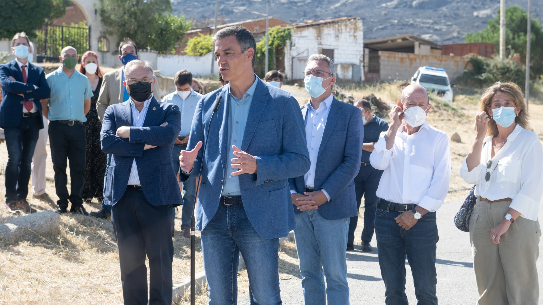 El presidente del Gobierno, Pedro Sánchez, y la ministra de Transición Ecológica y Reto Demográfico, Teresa Ribera, durante una visita a las zonas afectadas por el incendio de Ávila