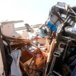 Una vecina de Armuña de Tajuña (Guadalajara), de 60 años, ha fallecido tras volcar la autocaravana en la que viajaba junto a un hombre, que conducía el vehículo y ha resultado herido grave, en la carretera autonómica CL-101, en el término municipal de Buberos, en la comarca soriana de Gómara. El conductor de este vehículo ha sido trasladado al hospital Santa Bárbara de Soria, según ha informado el 1-1-2 Emergencias de Castilla y León y la Delegación del Gobierno. El accidente se ha registrado a la una menos diez en el kilómetro 40 de la CL-101 y hasta el lugar del accidente se han desplazado la Guardia Civil de Tráfico y los Bomberos. La CL-101 comunica Ágreda por Almazán, en el noreste de la provincia de Soria, absorbiendo el tráfico de pesados del norte peninsular. EFE/ Wifredo Garcia