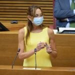 La ex diputada de Vox en Les Corts, Rebeca Serna, durante una intervención