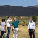 El secretario general del PSOECyL, Luis Tudanca, se reúne en Navalacruz con su alcalde, Benigno González Casillas, y otros alcaldes de la zona afectada por el incendio que se originó en este municipio de la provincia de Ávila