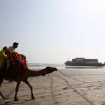 -FOTODELDÍA- EA1514. KARACHI (PAKISTÁN), 23/08/2021.- Vista del carguero encallado MV Heng Tong en una playa de Karachi (Pakistán), este lunes. El navío se encalló tras un temporal en su ruta de Shanghái? a Estambul. EFE/ Shahzaib Akber