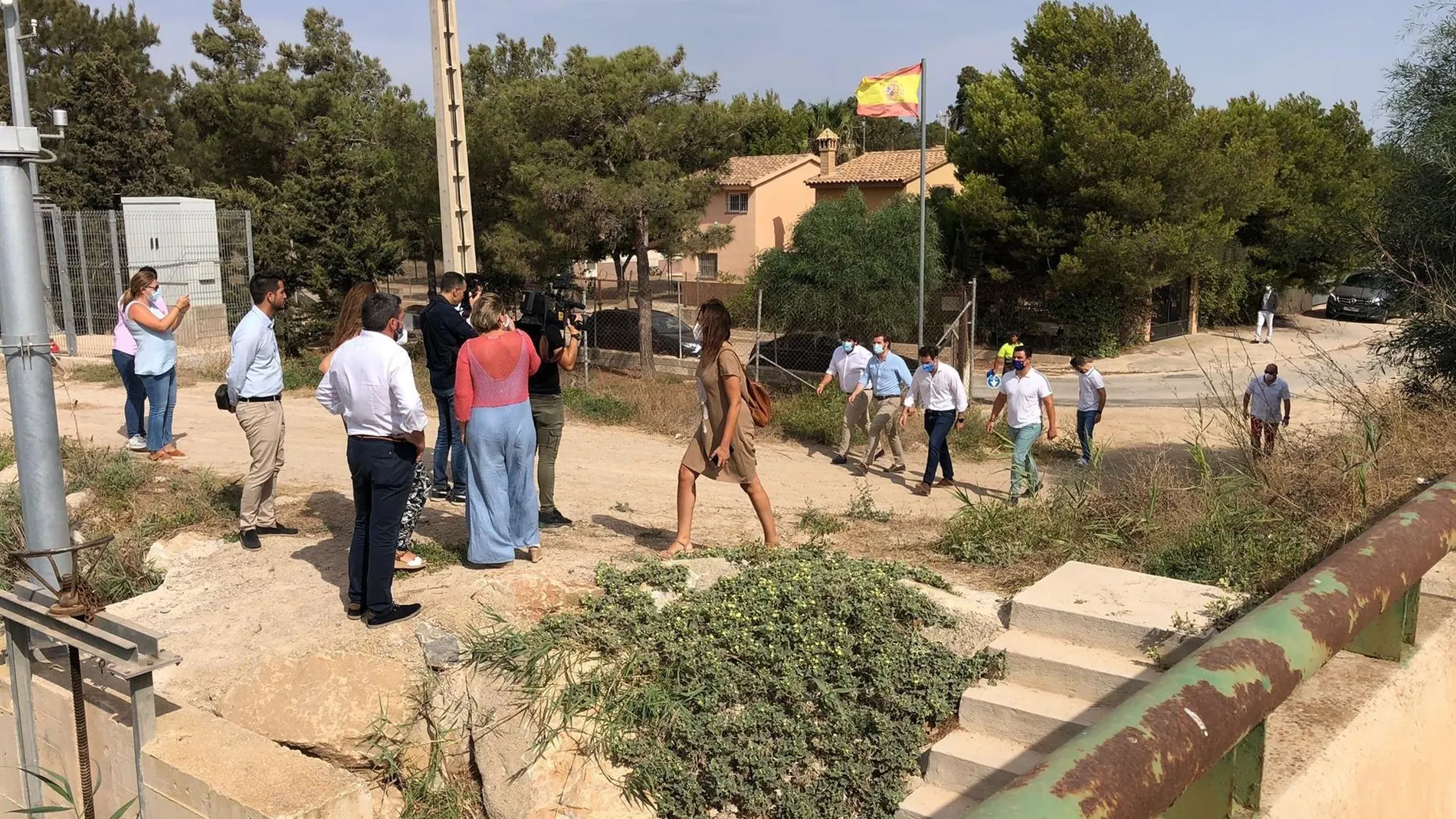 El presidente de la Región, Fernando López Miras; el presidente del PP, Pablo Casado; el secretario general del PP, Teodoro García; y la alcaldesa de Cartagena, Noelia Arroyo, visitan la rambla del Albujón, junto a Bahía Bella (Cartagena)