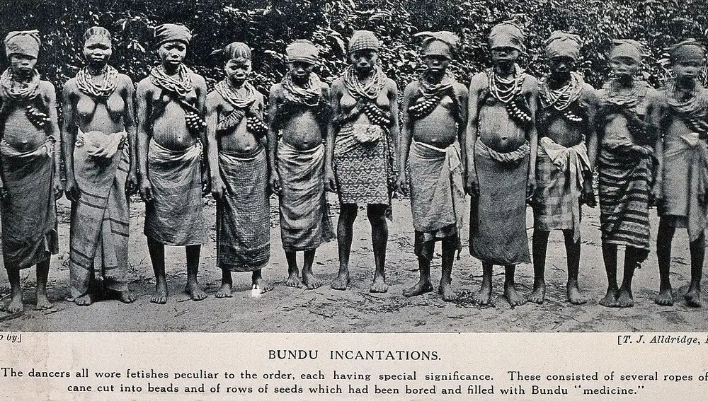 Grupo de mujeres de la sociedad Bundu, también conocida como sociedad Sande.