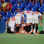 Los jugadores del Sevilla celebran el gol de la victoria en el Coliseum Alfonso Pérez