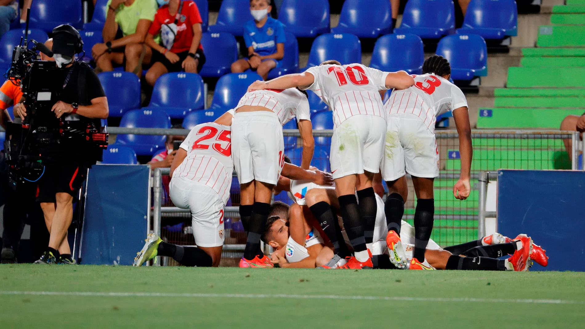 Los jugadores del Sevilla celebran el gol de la victoria en el Coliseum Alfonso Pérez