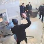 Un agente de prisión iraní golpea a un recluso